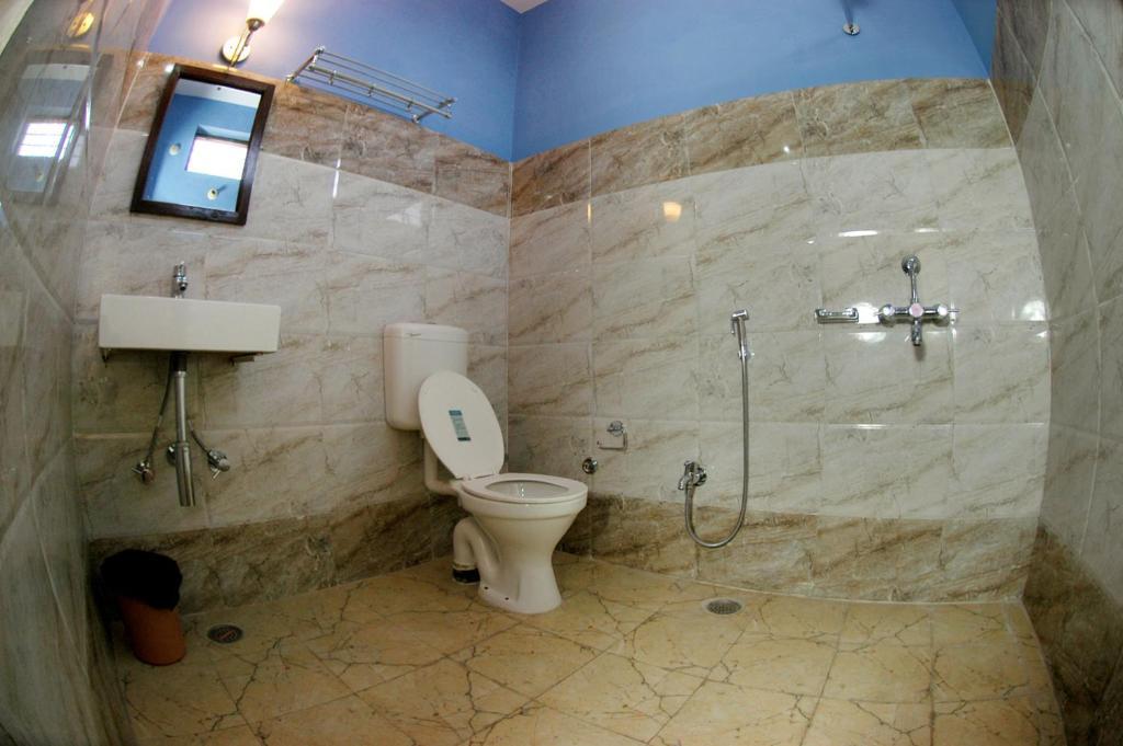 Hotel Ajaya Varanasi Room photo